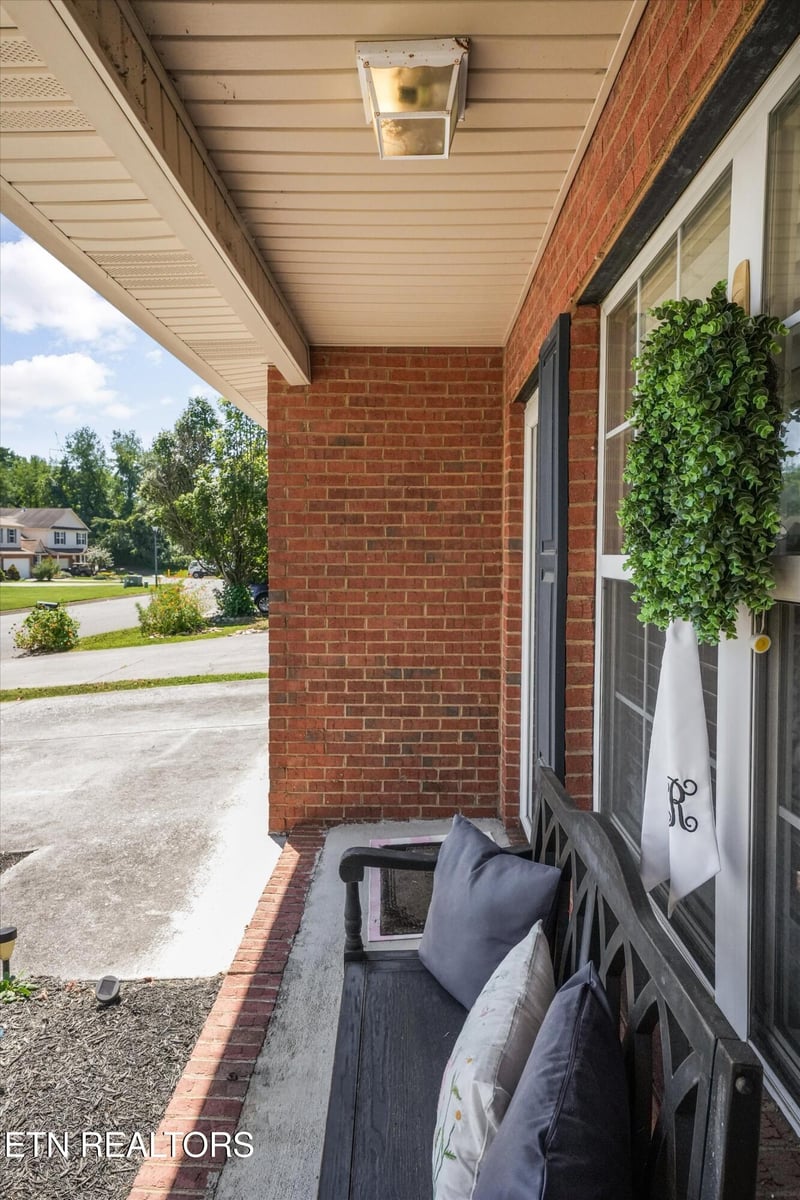 2055 Gatehouse Ln, Powell, TN 37849