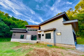 2055 River Oaks Dr, Louisville, TN 37777