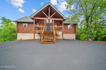2058 Eagle Feather Dr, Sevierville, TN 37876