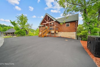 2058 Eagle Feather Dr, Sevierville, TN 37876