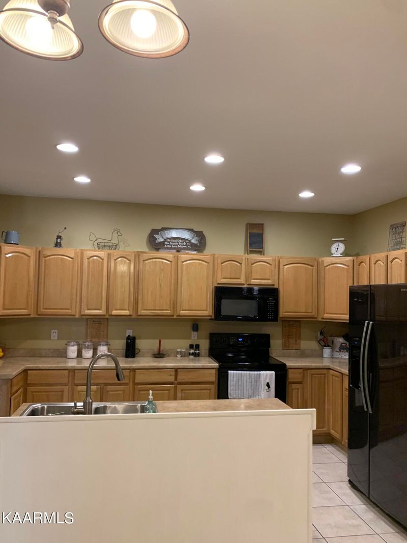 206 Red Bud Dr, Harriman, TN 37748