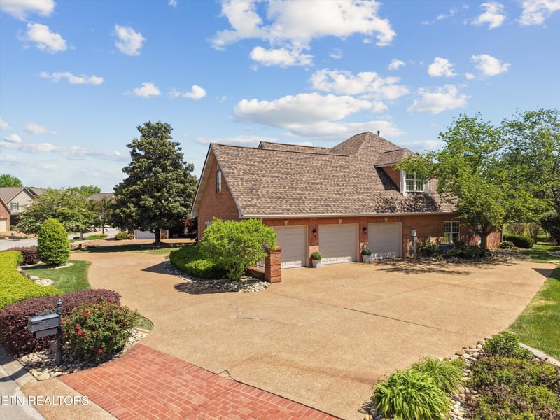 206 Savannah Park Dr, Maryville, TN 37803