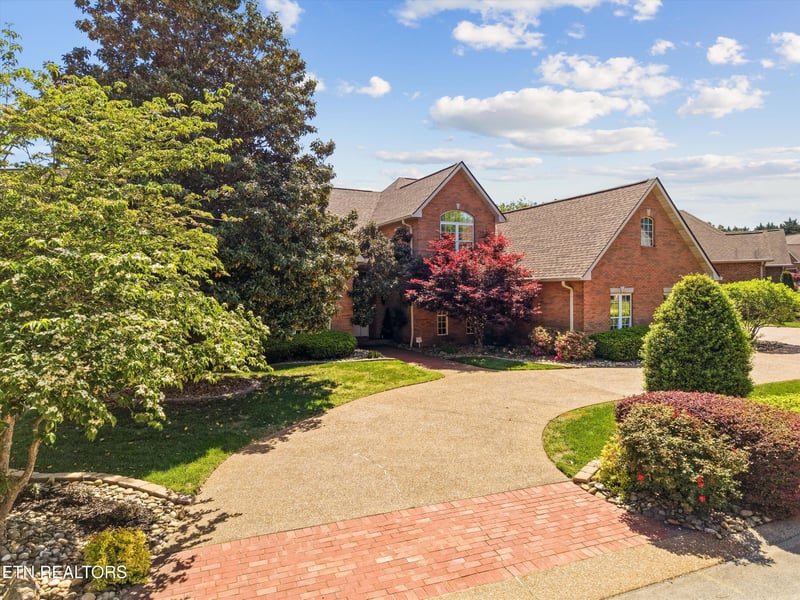 206 Savannah Park Dr, Maryville, TN 37803