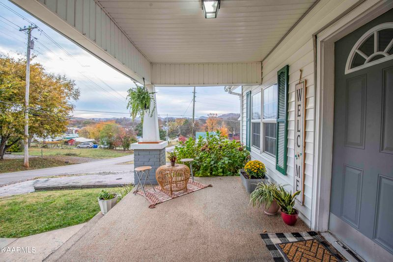 206 Scruggs Ave, Clinton, TN 37716