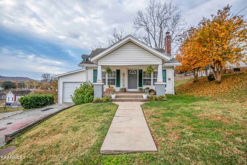 206 Scruggs Ave, Clinton, TN 37716