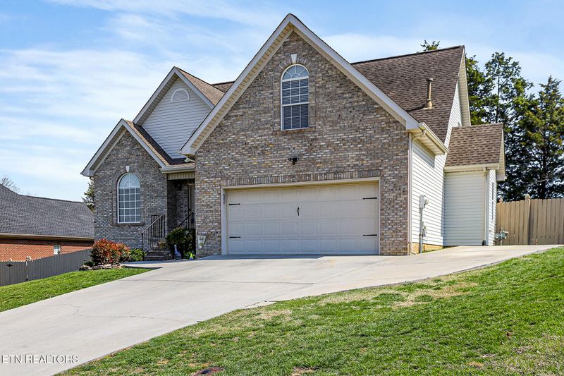 206 Stone Bluff Ct, Knoxville, TN 37924