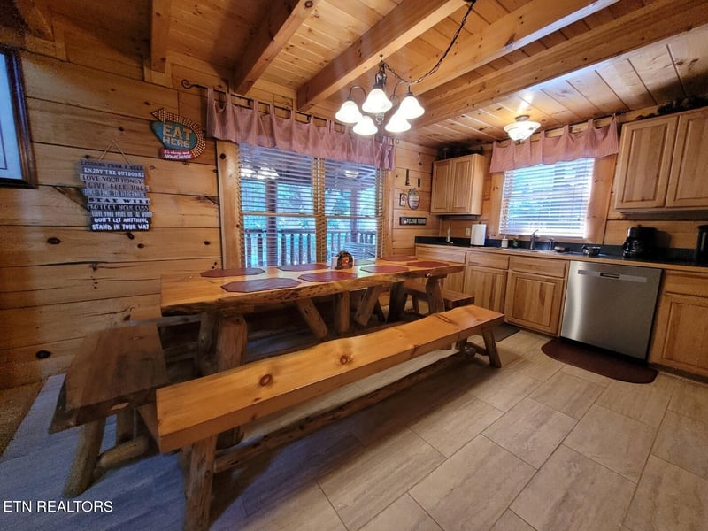 2060 Bear Haven Way, Sevierville, TN 37876