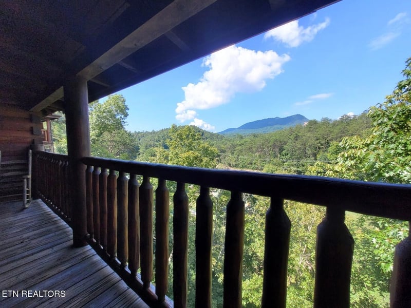 2060 Bear Haven Way, Sevierville, TN 37876