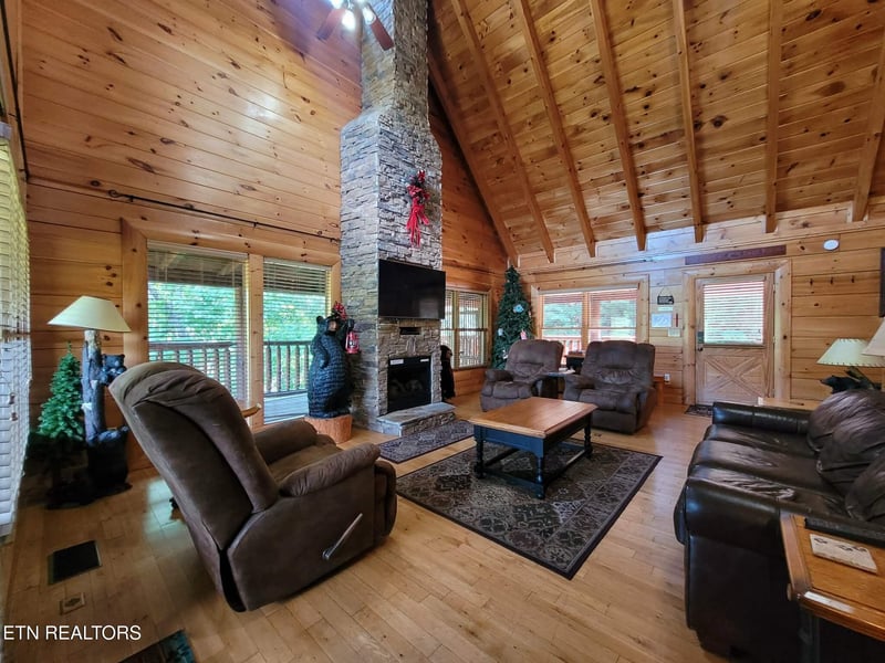 2060 Bear Haven Way, Sevierville, TN 37876