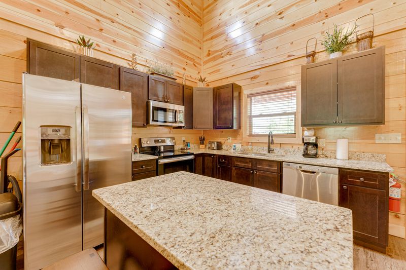 2068 Cougar Crossing Way, Sevierville, TN 37862