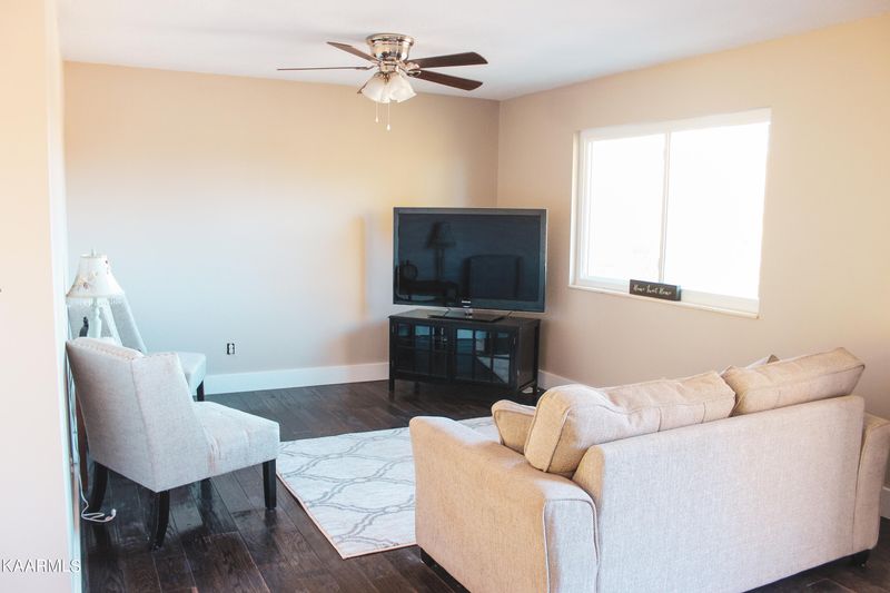 207 Christin Dr, Clinton, TN 37716