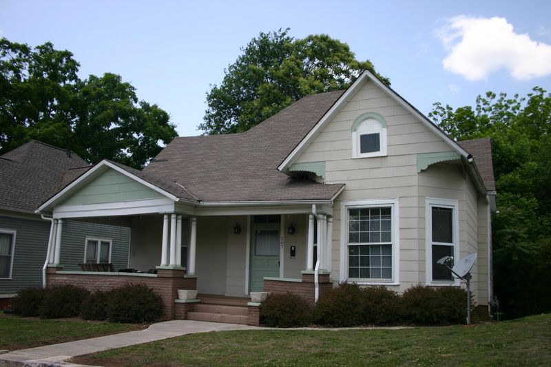 207 E Baxter Ave, Knoxville, TN 37917