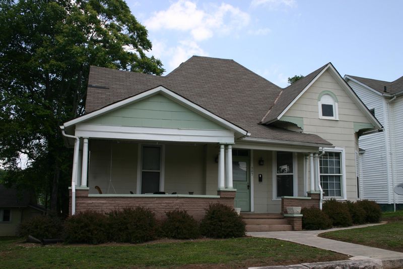 207 E Baxter Ave, Knoxville, TN 37917