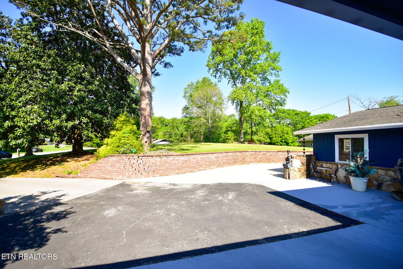 207 Lake Cir, Harriman, TN 37748