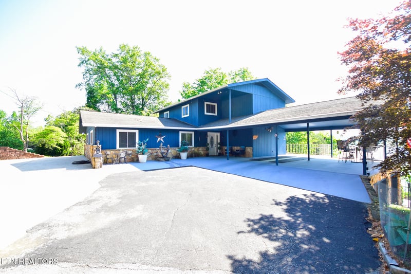 207 Lake Cir, Harriman, TN 37748