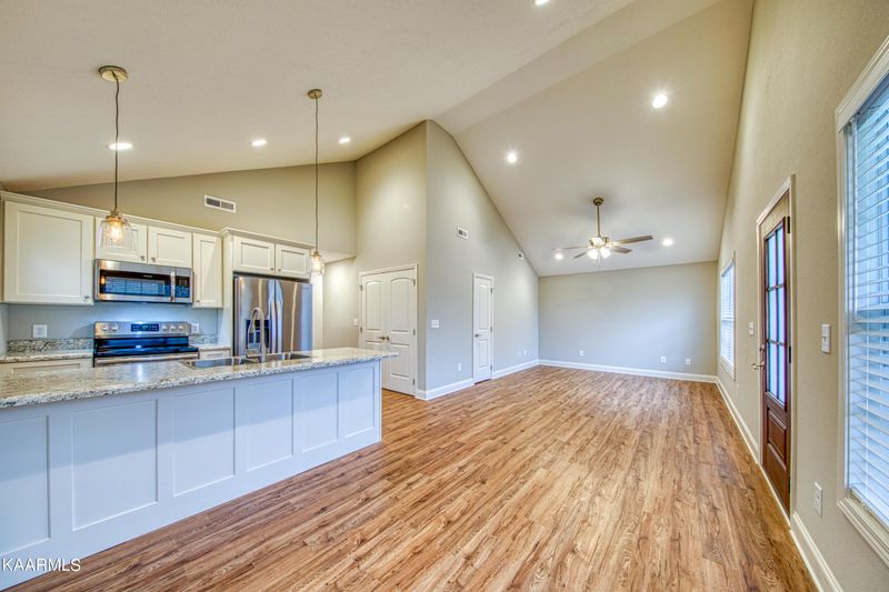 207 Ridgeview Dr, Clinton, TN 37716