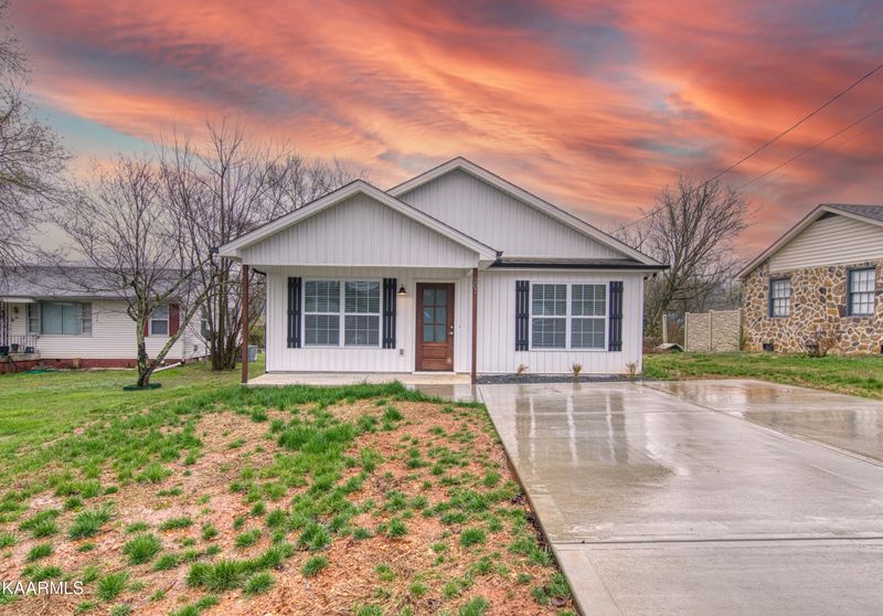 207 Ridgeview Dr, Clinton, TN 37716