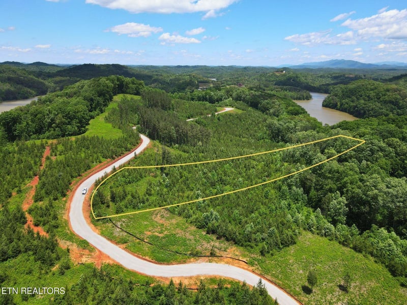 2070 Winding Tr, Vonore, TN 37885