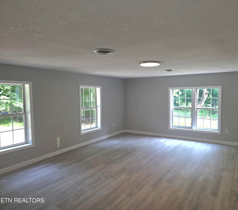2074 Long Hollow Rd, Lafollette, TN 37766