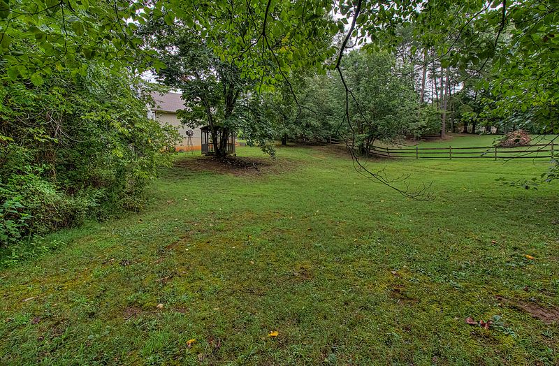 2075 Allenridge Dr, Sevierville, TN 37876