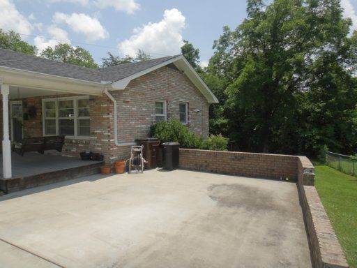 208 Bunker Ln, Oak Ridge, TN 37830