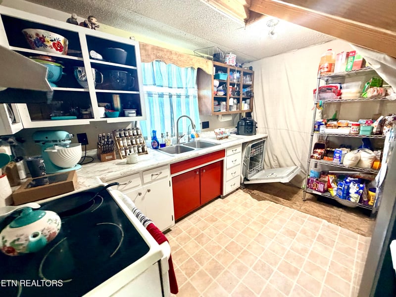 208 E Main Ave, Friendsville, TN 37737
