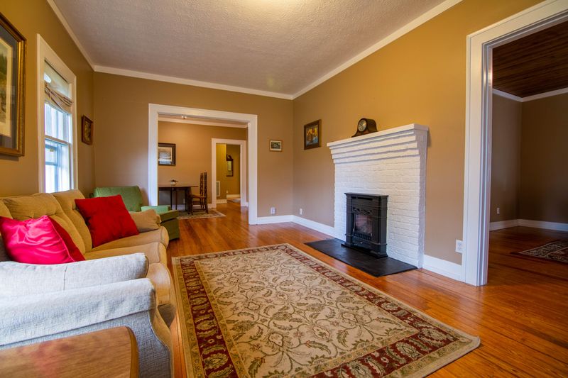 208 E Maire Ave, Clinton, TN 37716