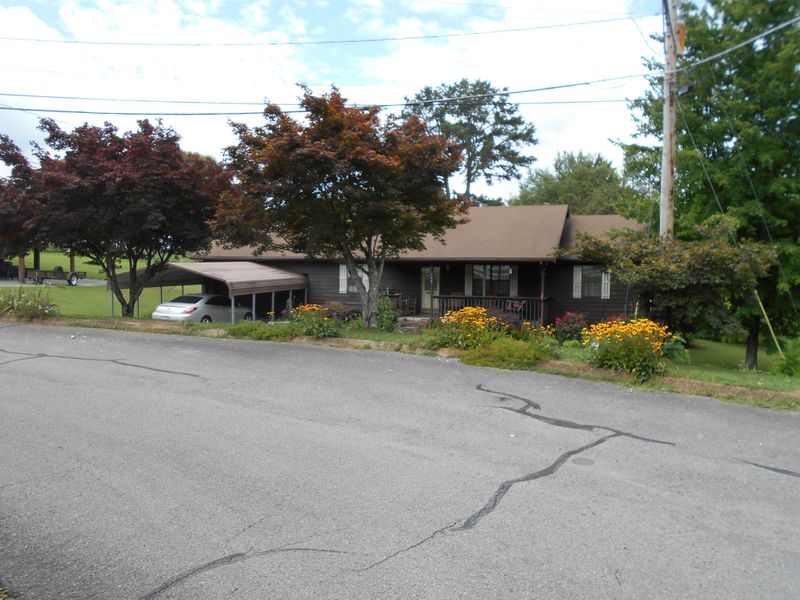 208 Kathy St, Athens, TN 37303