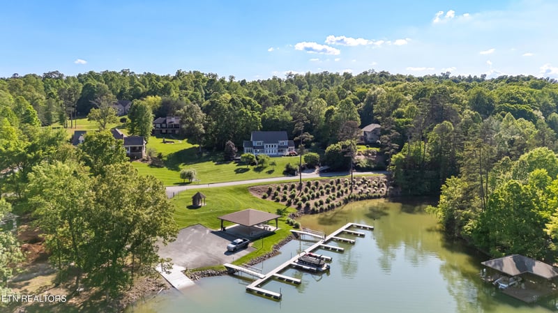 208 Lake Crest Dr, Lenoir City, TN 37772