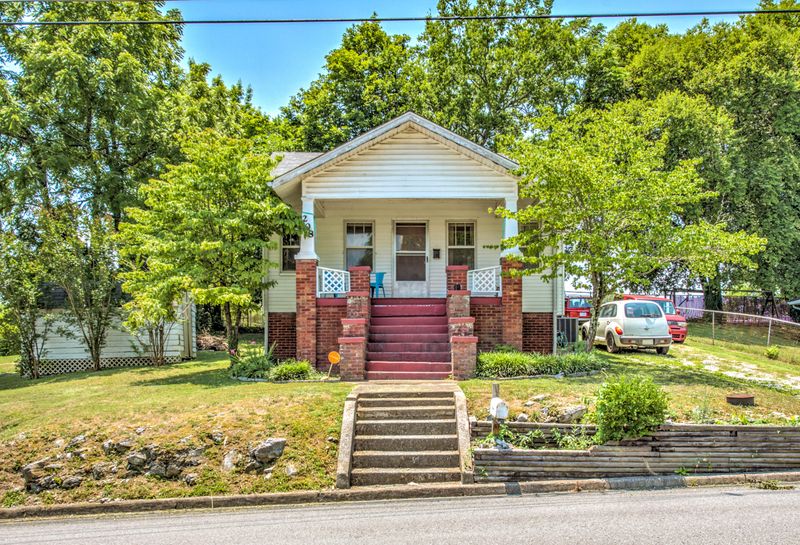 208 Lamar Ave, Clinton, TN 37716
