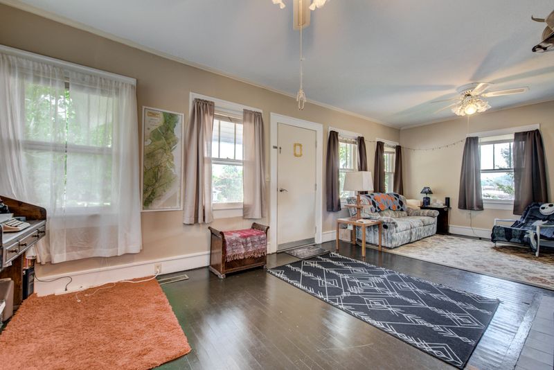 208 Lamar Ave, Clinton, TN 37716