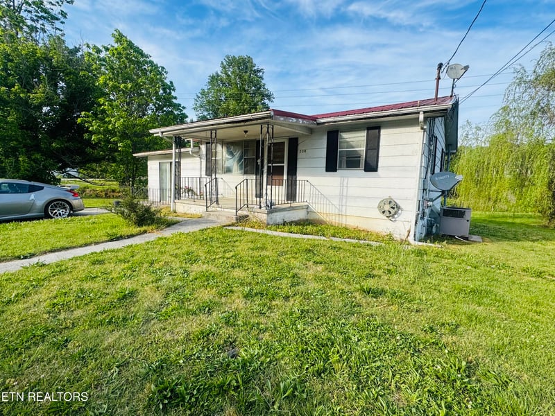 208 Leach Ave, Rocky Top, TN 37769