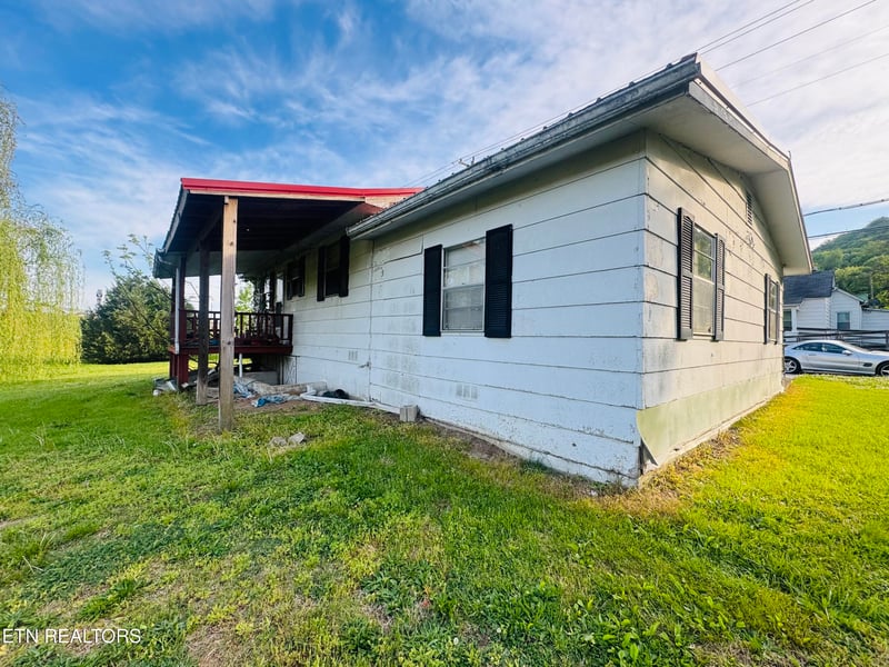208 Leach Ave, Rocky Top, TN 37769