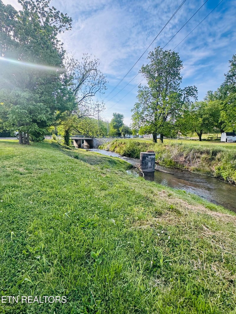 208 Leach Ave, Rocky Top, TN 37769