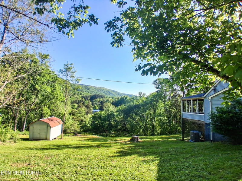 208 Mountain Rd, Luttrell, TN 37779