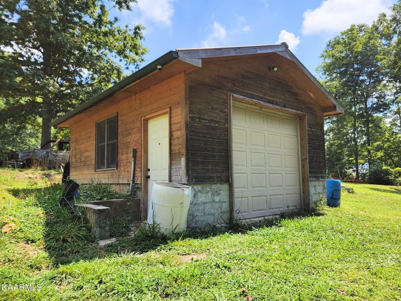208 Rainbow Rd, Lancing, TN 37770