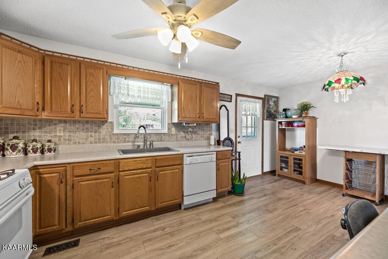 208 S Cunningham Rd, Seymour, TN 37865
