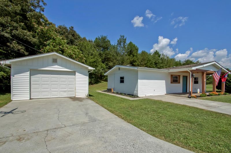 2085 Robinson Rd, Loudon, TN 37774