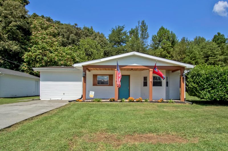 2085 Robinson Rd, Loudon, TN 37774