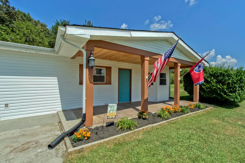 2085 Robinson Rd, Loudon, TN 37774