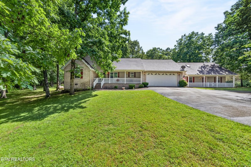 209 Basses Creek Ln, Crossville, TN 38572