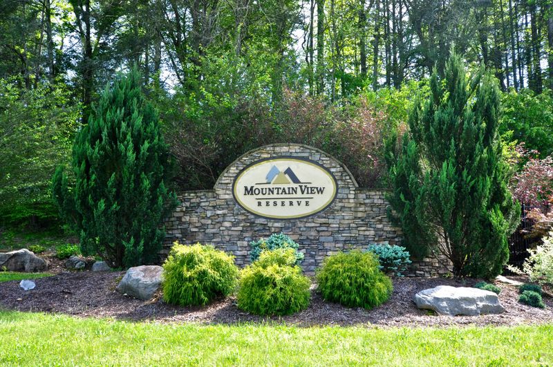 209 Bishop Cap Cir, Townsend, TN 37882