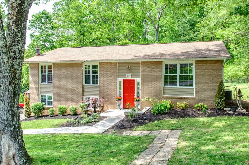 209 East Dr, Powell, TN 37849