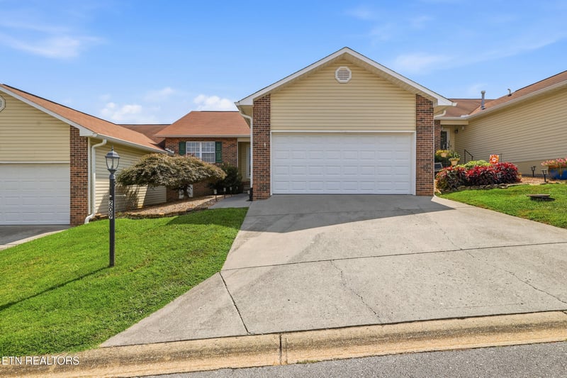 209 Executive Meadows Dr, Lenoir City, TN 37771