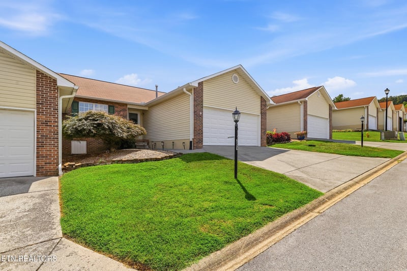 209 Executive Meadows Dr, Lenoir City, TN 37771