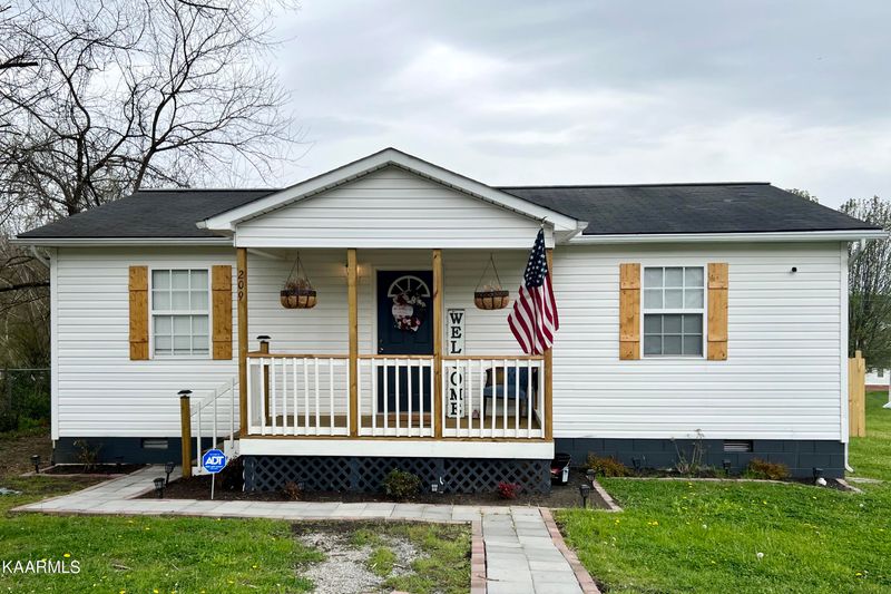 209 Hill St, Rocky Top, TN 37769
