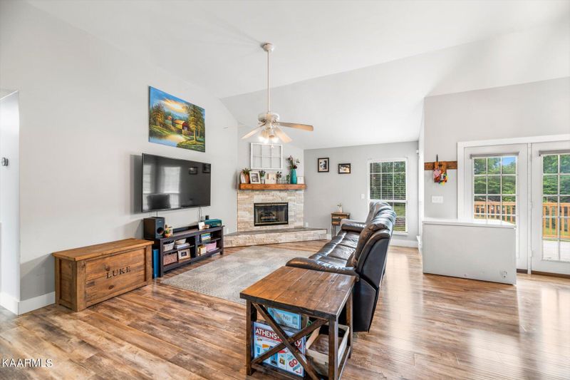 209 Kathy St, Athens, TN 37303