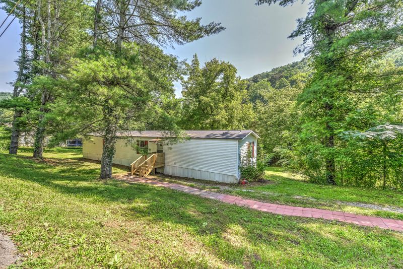 209 Sharps Ln, Rocky Top, TN 37769