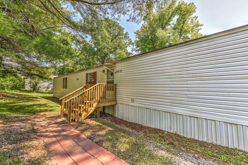 209 Sharps Ln, Rocky Top, TN 37769