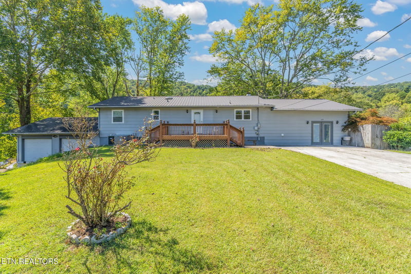 209 Strawberry Ln, Caryville, TN 37714